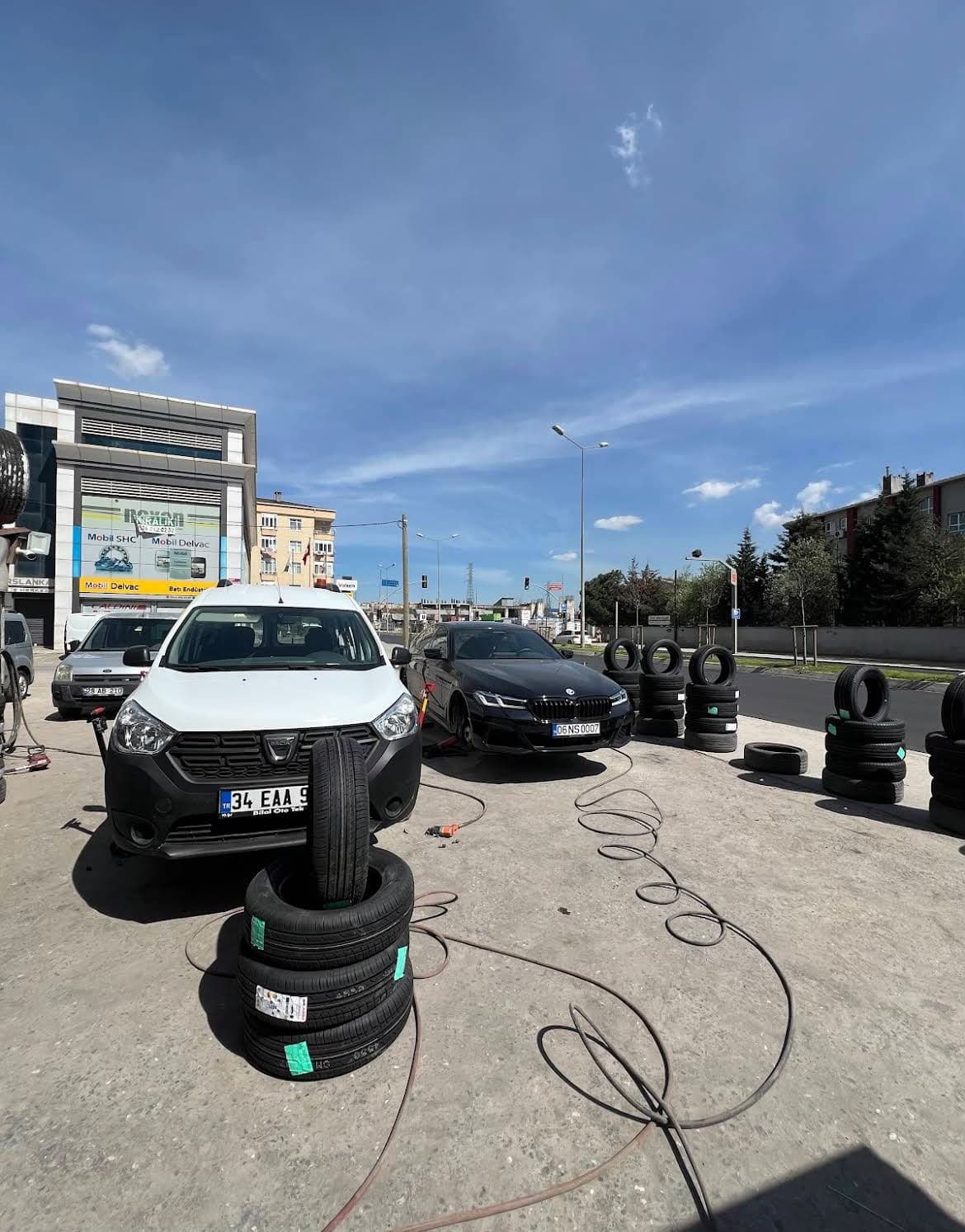 Mobil servis alanında lastik değişimi yapılan binek otomobil