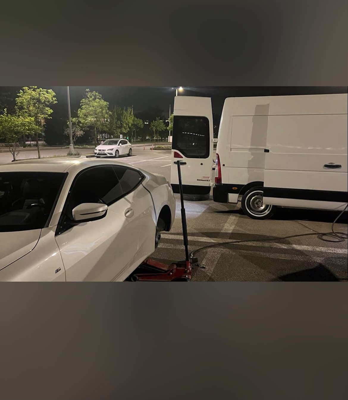 Gece saatlerinde mobil servis aracının yanında lastik değişimi yapılan otomobil